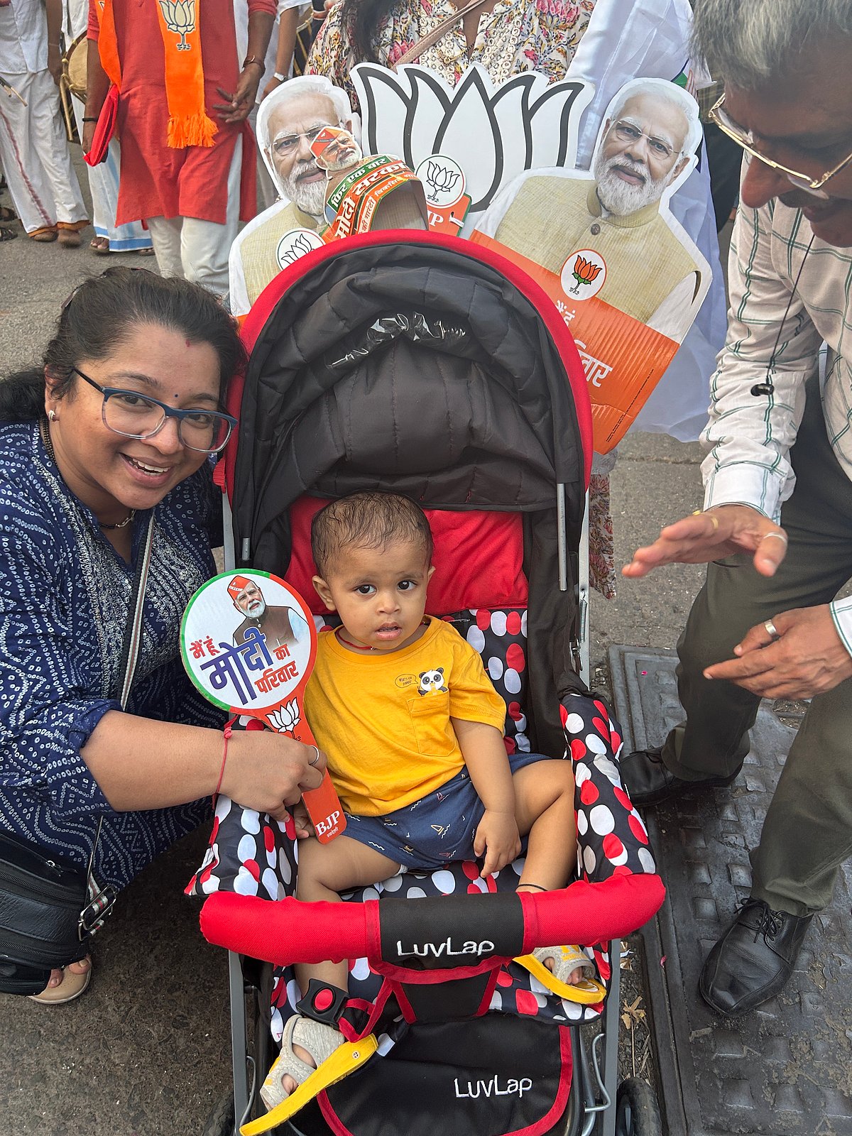 Residents In Ghatkopar Showing Support For PM Modi Ahead Of His Rally